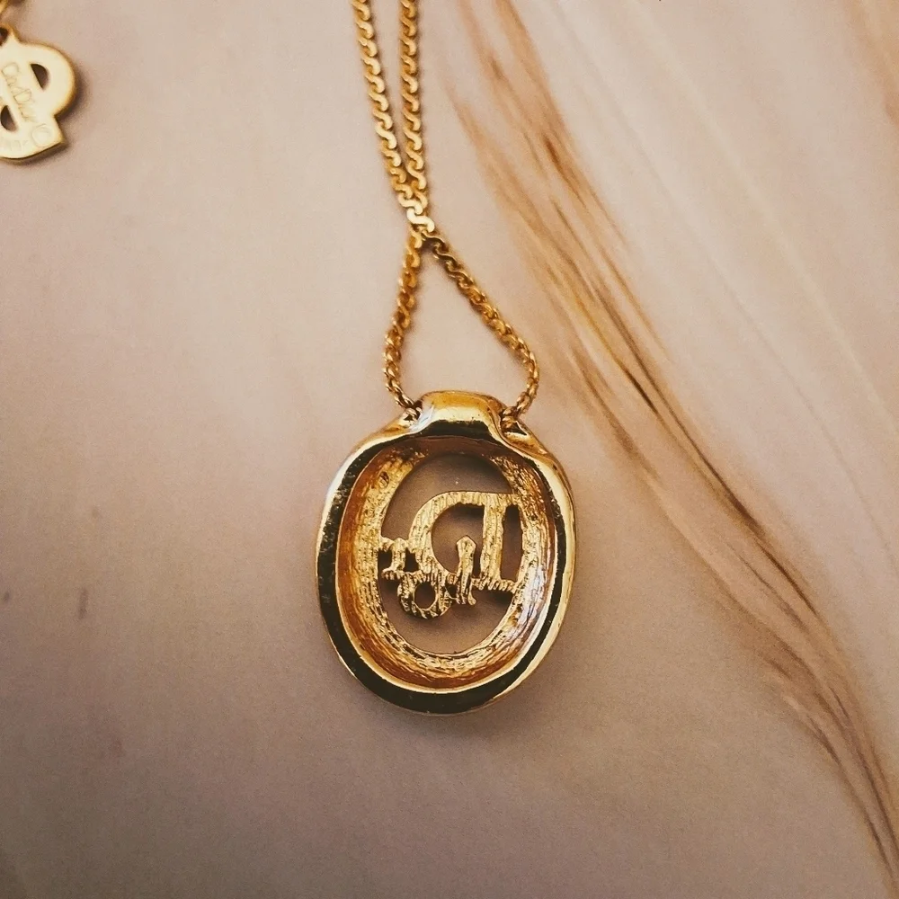 💥 Dior Vintage Gold-Tone Pendant Necklace – Timeless Luxury - Pristine - Picture 10 of 10